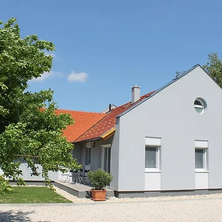Mint Magánszálláshely Appartamento Csopak
